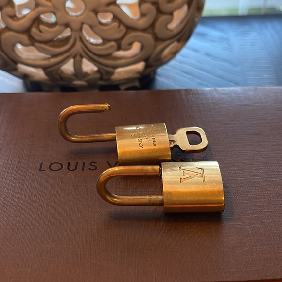 Lot of 2 Authentic Louis Vuitton Locks & 1 key set #309 - Picture 6 of 7